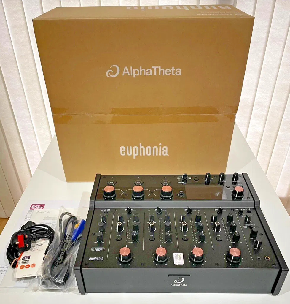 Pioneer CDJ-3000 Multi-Player / AlphaTheta Euphonia Rotary Mixer / Pioneer DJM-A9 DJ-Mixer / Pioneer DJM-V10 / Pioneer DJM-S11 / Pioneer CDJ-2000NXS2 / Pioneer DJM-900NXS2 / AlphaTheta XDJ-AZ / Pioneer XDJ-XZ / Pioneer XDJ-RX3 / Pioneer OPUS-QUAD